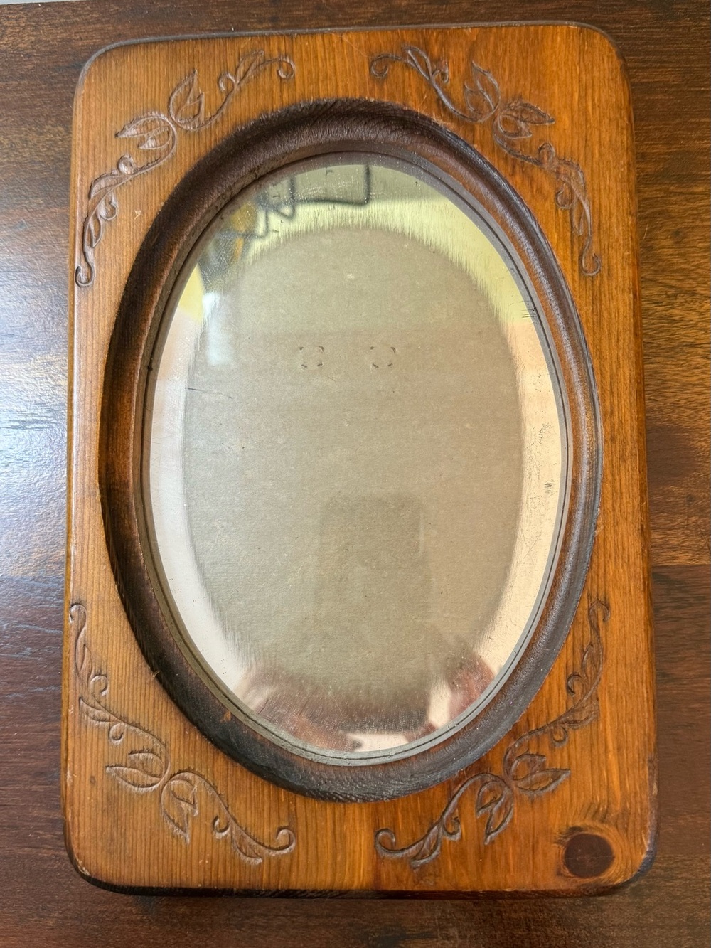 Vintage 80s or early 90s oval picture frame. Holds 5 x 7.
